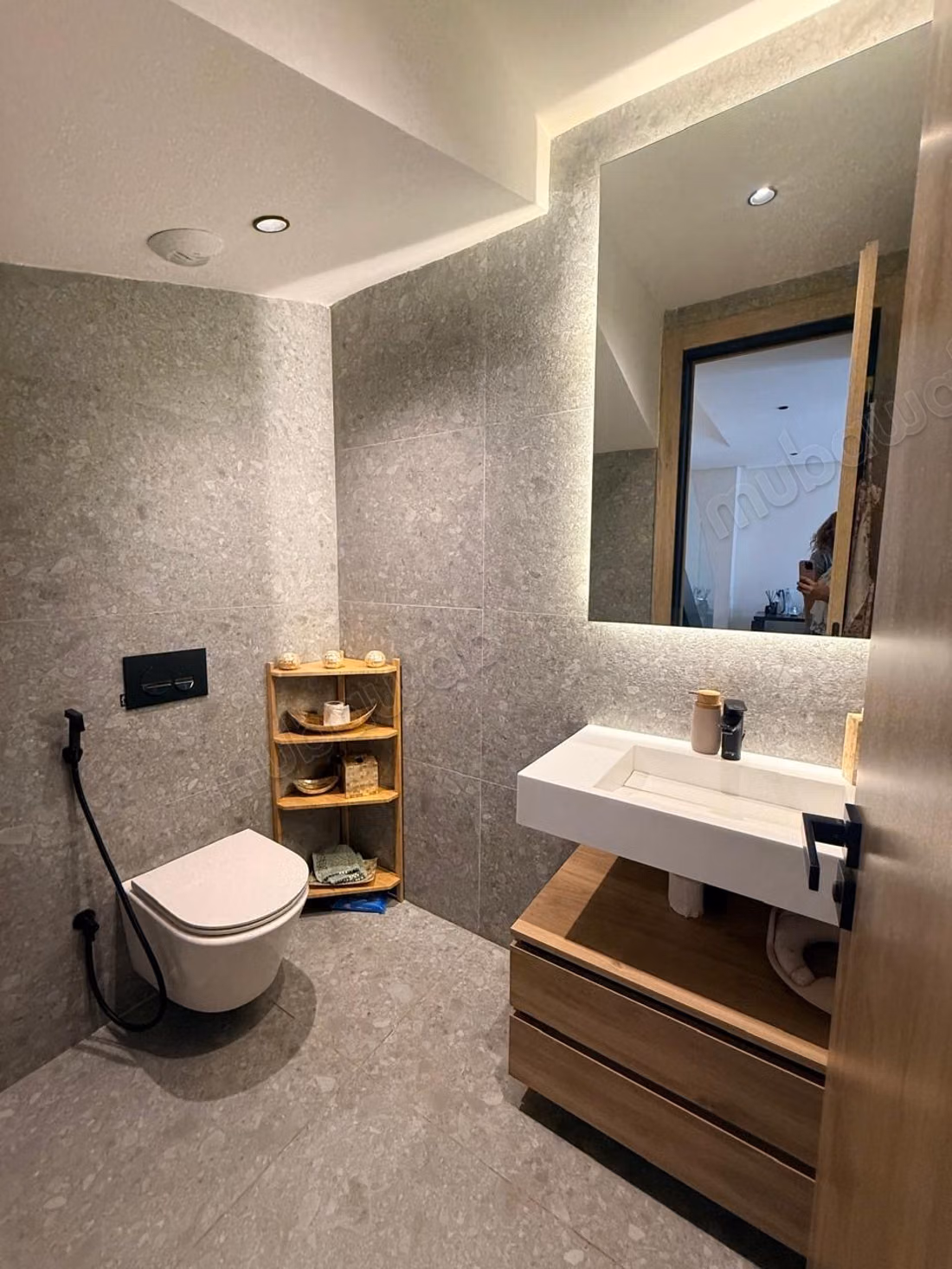 Alquiler amueblado de un hermoso dúplex nuevo, muy soleado y sin vecinos, compuesto en el primer nivel por una sala de estar, comedor, terraza, baño de invitados, cocina y lavandería 2º nivel: dormitorio principal con baño y vestidor, dormitorio con ducha, gran terraza 2 plazas de aparcamiento en el sótano Alquiler 28000 DH
