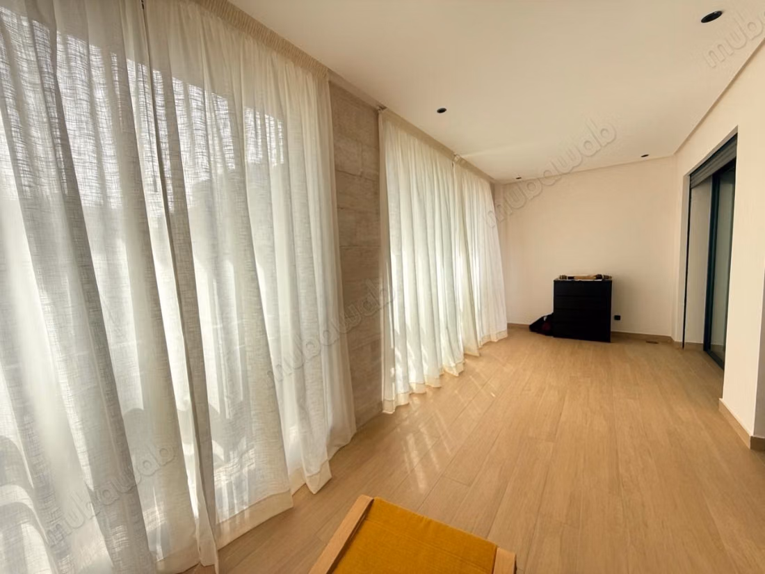 Alquiler amueblado de un hermoso dúplex nuevo, muy soleado y sin vecinos, compuesto en el primer nivel por una sala de estar, comedor, terraza, baño de invitados, cocina y lavandería 2º nivel: dormitorio principal con baño y vestidor, dormitorio con ducha, gran terraza 2 plazas de aparcamiento en el sótano Alquiler 28000 DH