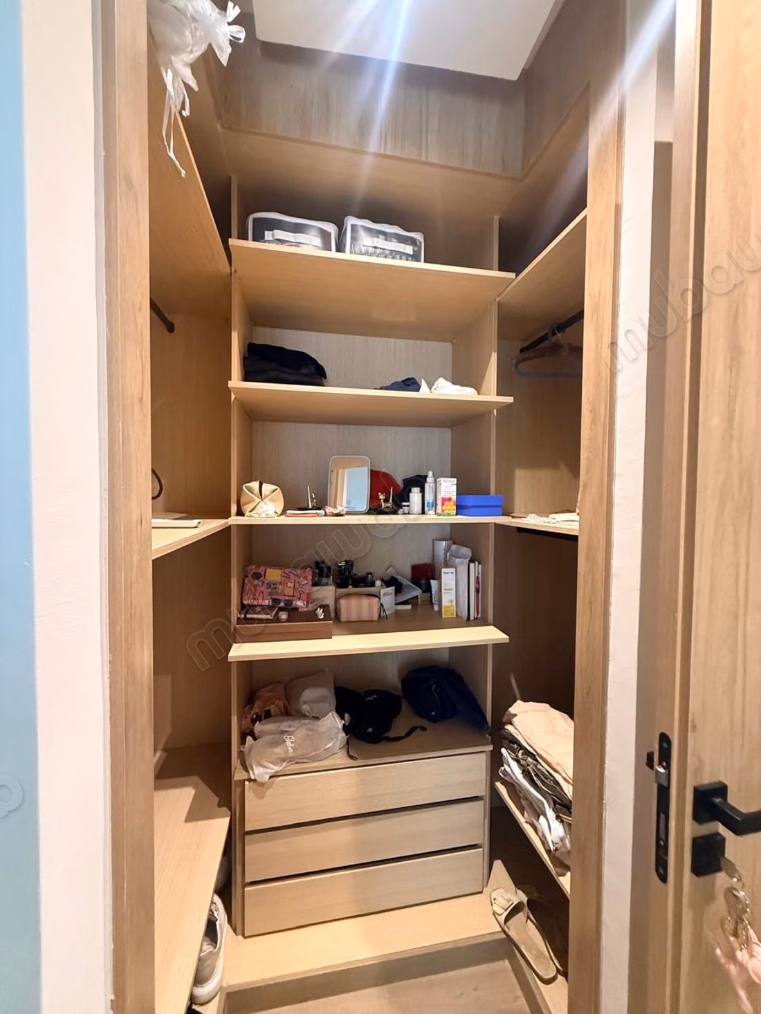 Alquiler amueblado de un hermoso dúplex nuevo, muy soleado y sin vecinos, compuesto en el primer nivel por una sala de estar, comedor, terraza, baño de invitados, cocina y lavandería 2º nivel: dormitorio principal con baño y vestidor, dormitorio con ducha, gran terraza 2 plazas de aparcamiento en el sótano Alquiler 28000 DH