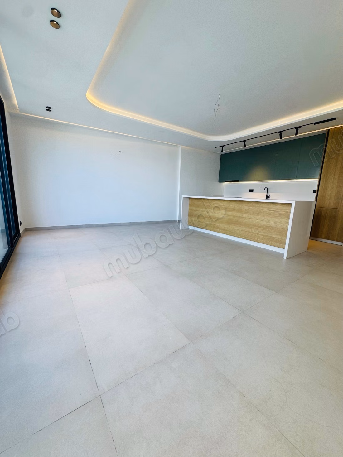 Duplex palmier 120 metres avendre