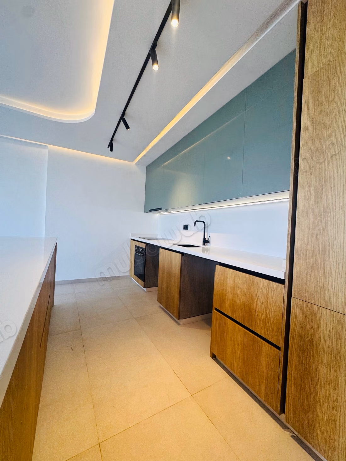 Duplex palmier 120 metres avendre