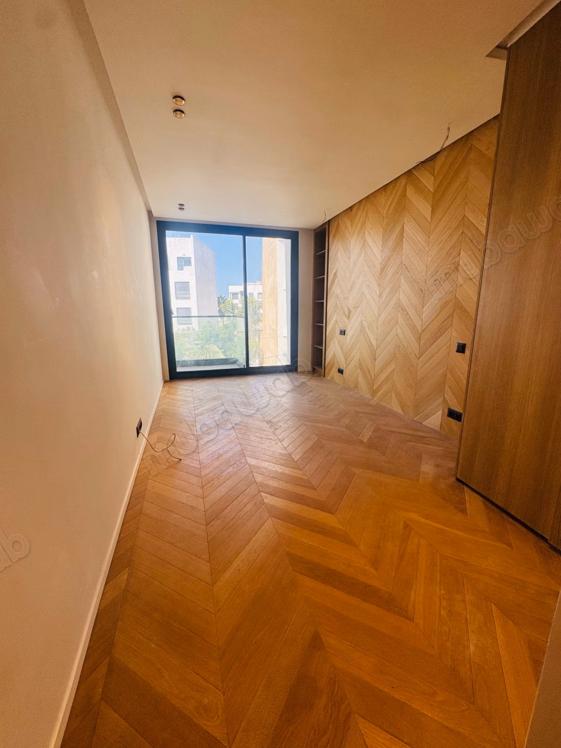 Duplex palmier 120 metres avendre