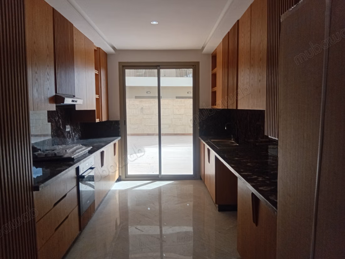Appartement vide 320M² à Louer à CFC
