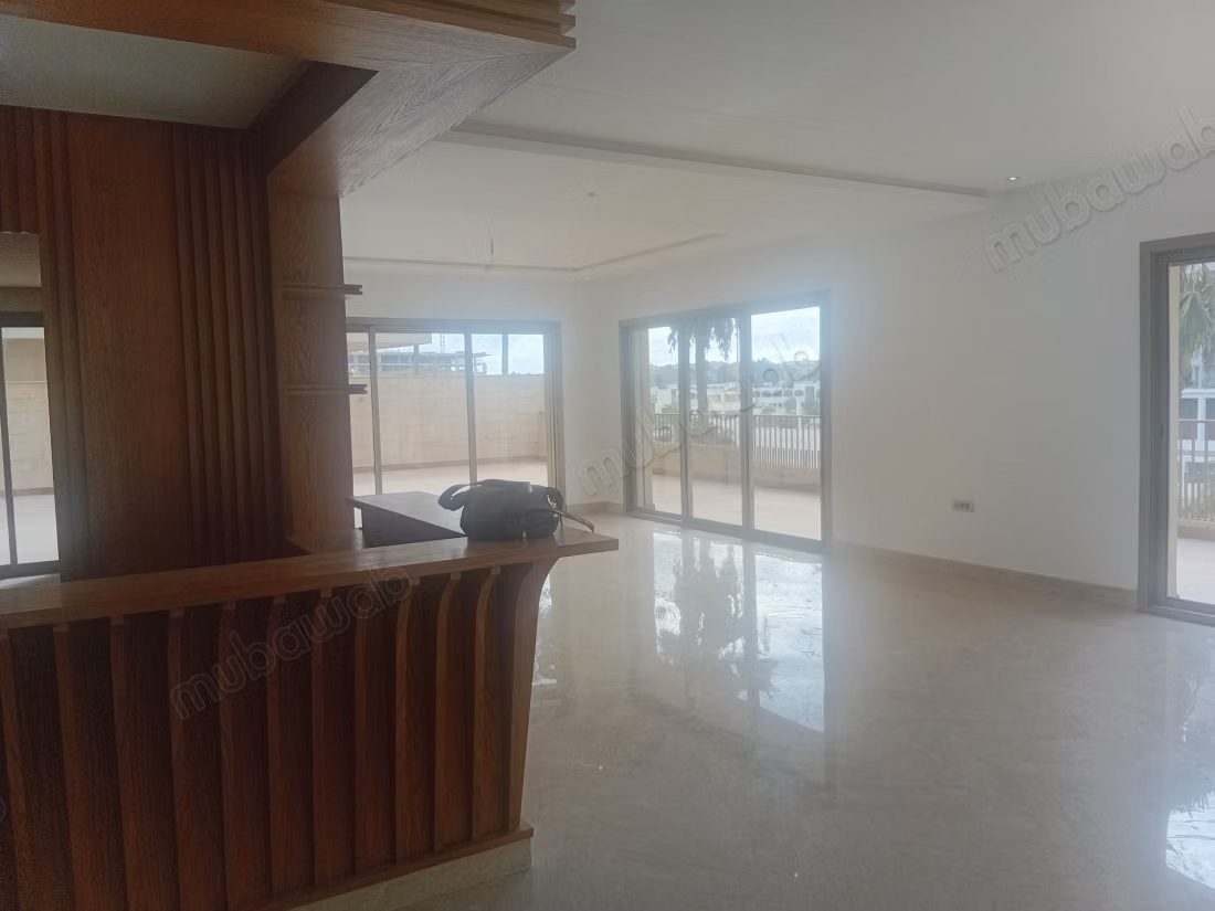 Appartement vide 320M² à Louer à CFC