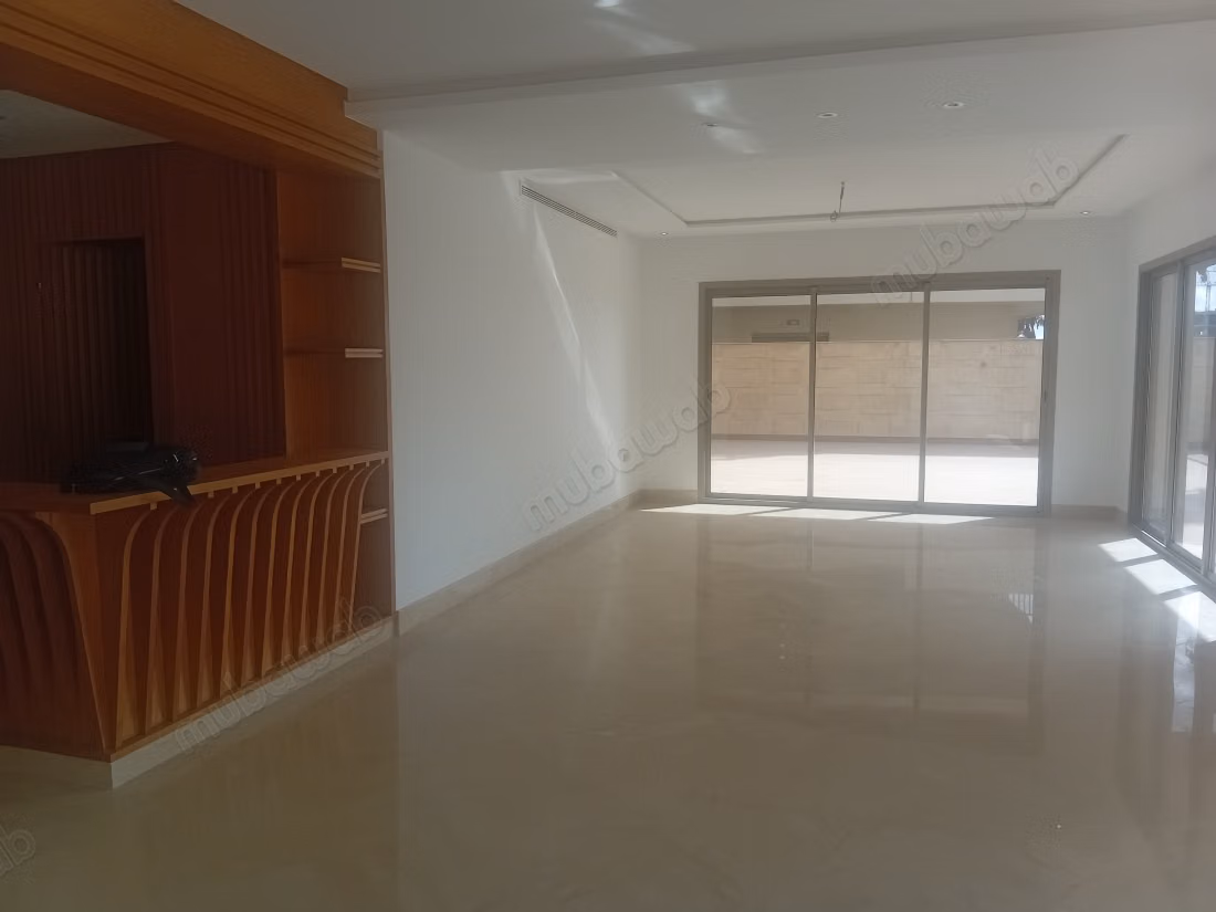 Appartement vide 320M² à Louer à CFC