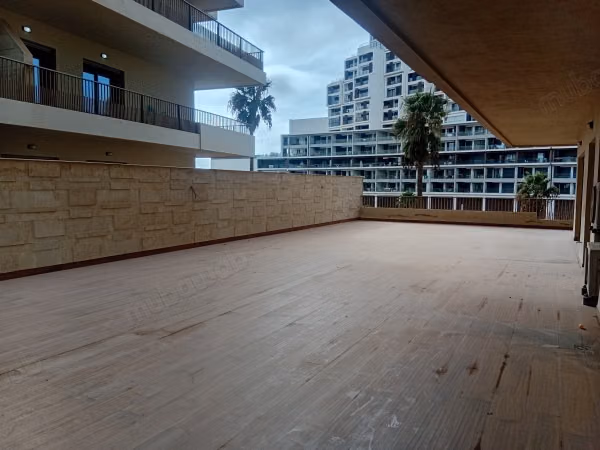 Appartamento vuoto di 320M² in affitto a CFC