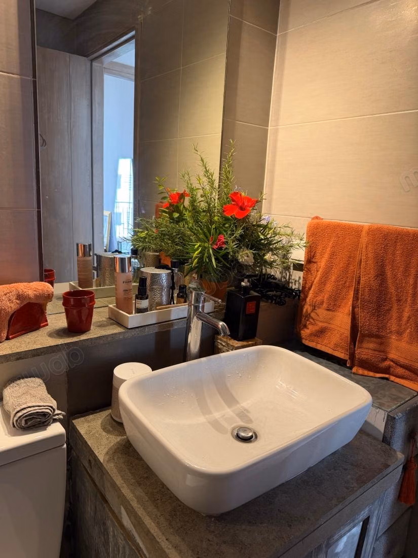 Appartements à louer en Centre ville. 
Surface totale 84 m². 
Antenne parabolique, résidence sécurisée