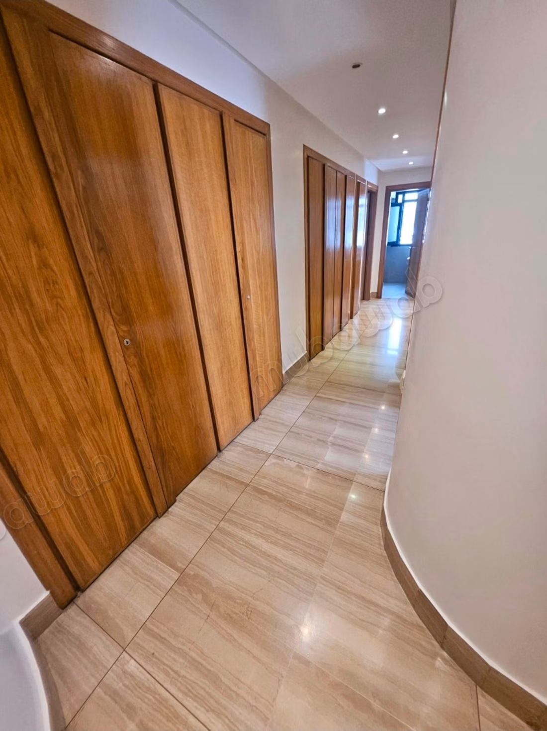 Very nice 4-bedroom apartment for rent in the Golden Triangle. Total area 262 m². Secured residence