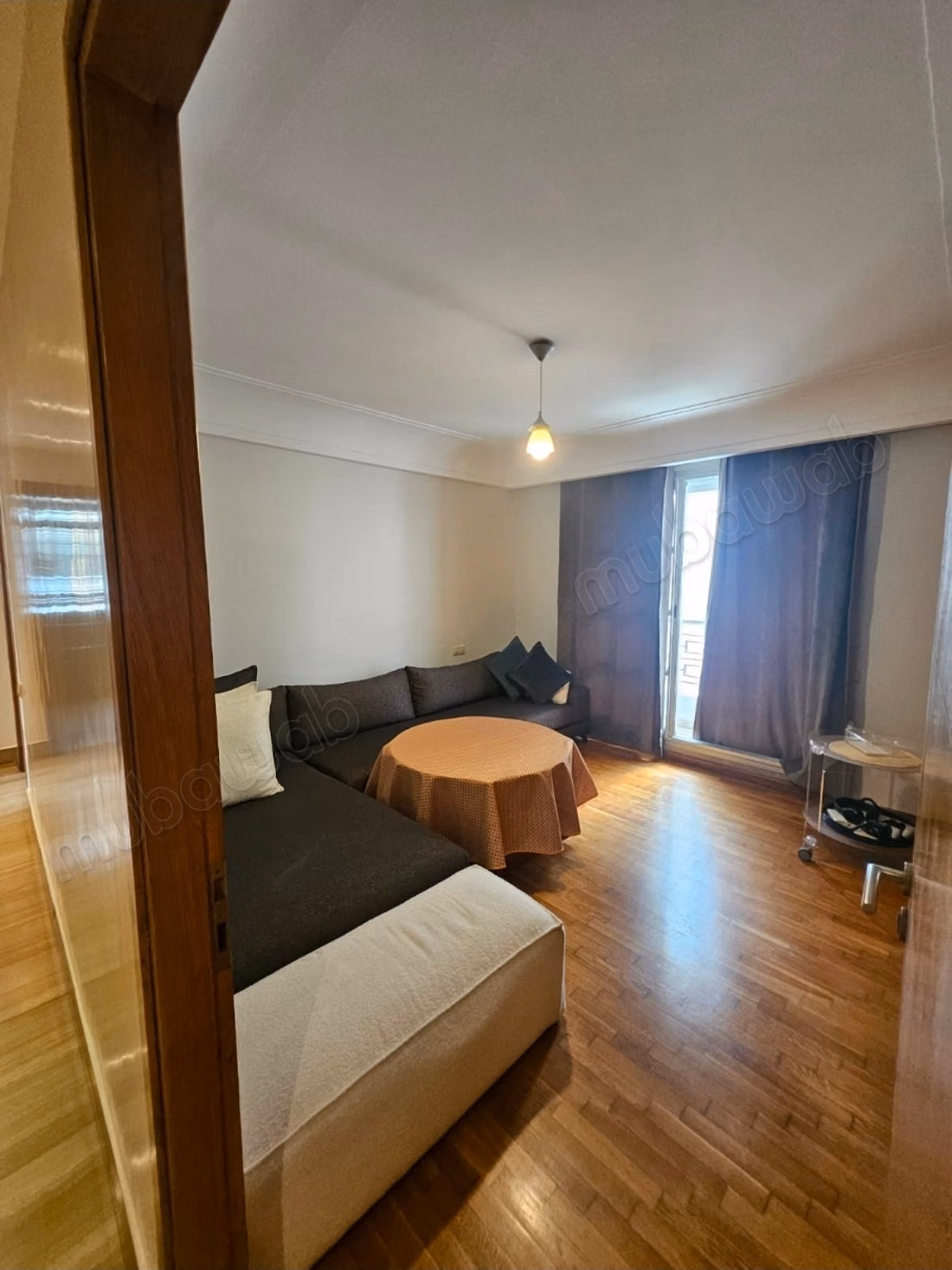 Very nice 4-bedroom apartment for rent in the Golden Triangle. Total area 262 m². Secured residence