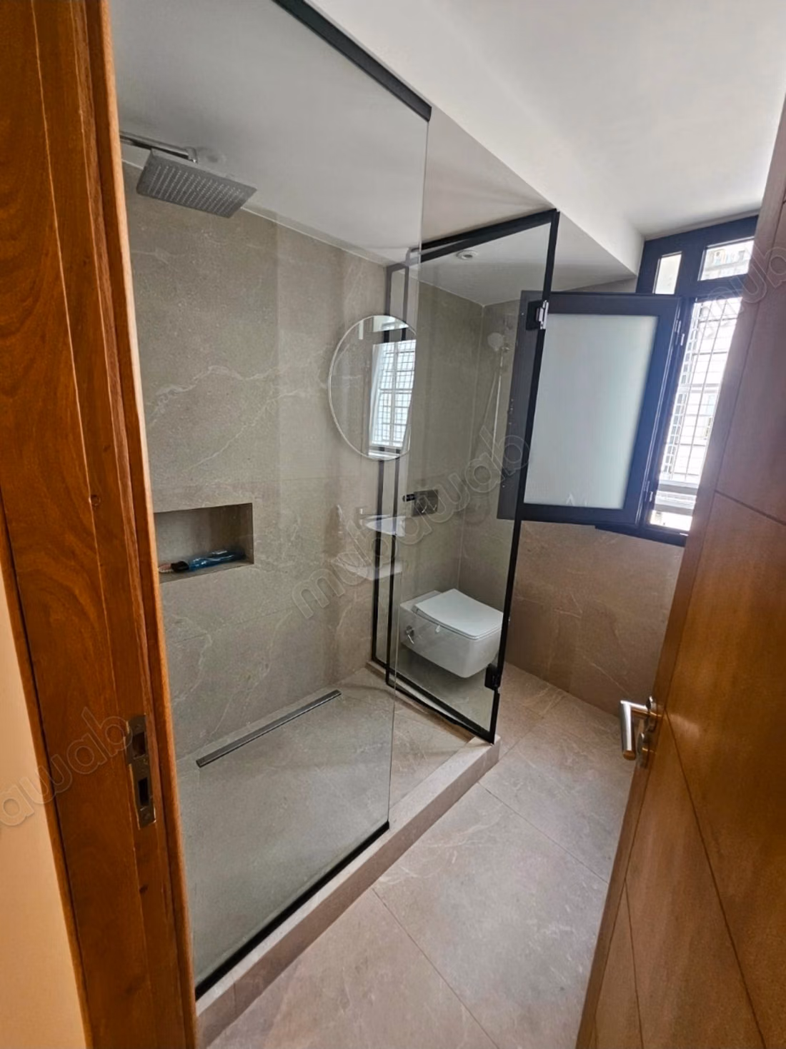 Very nice 4-bedroom apartment for rent in the Golden Triangle. Total area 262 m². Secured residence