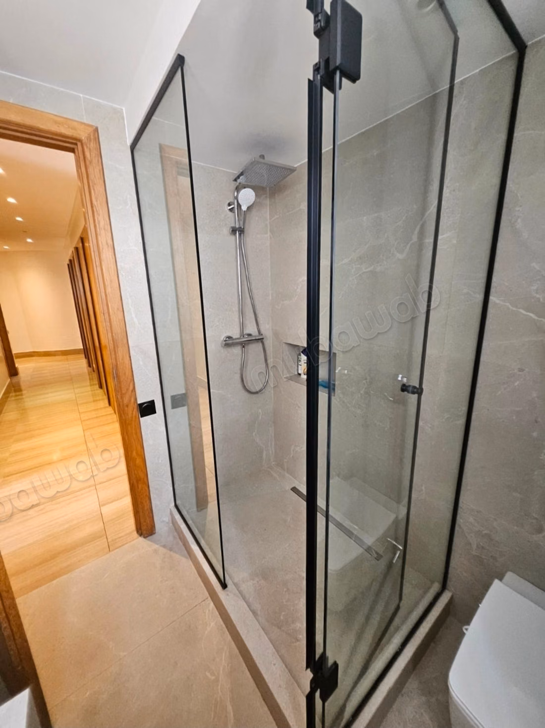 Very nice 4-bedroom apartment for rent in the Golden Triangle. Total area 262 m². Secured residence