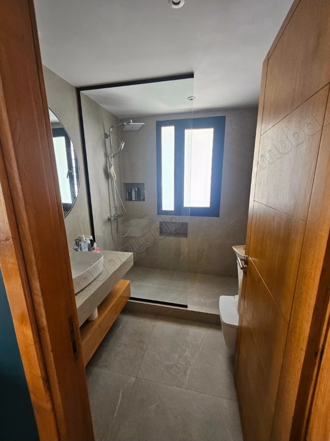 Very nice 4-bedroom apartment for rent in the Golden Triangle. Total area 262 m². Secured residence