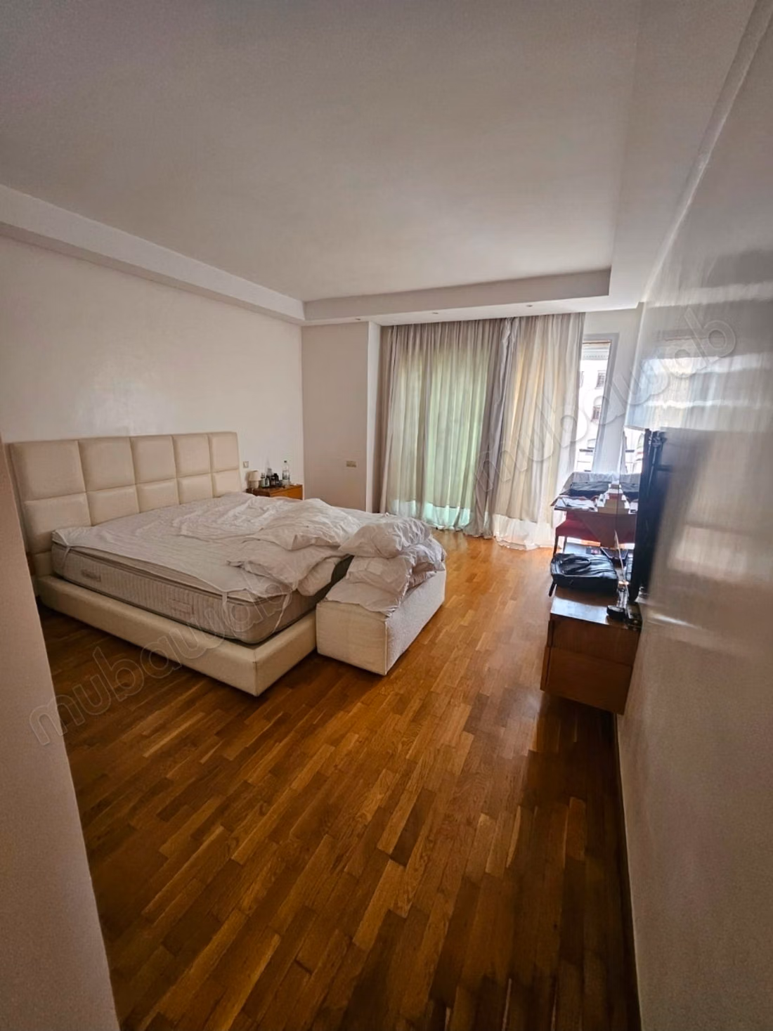 Very nice 4-bedroom apartment for rent in the Golden Triangle. Total area 262 m². Secured residence