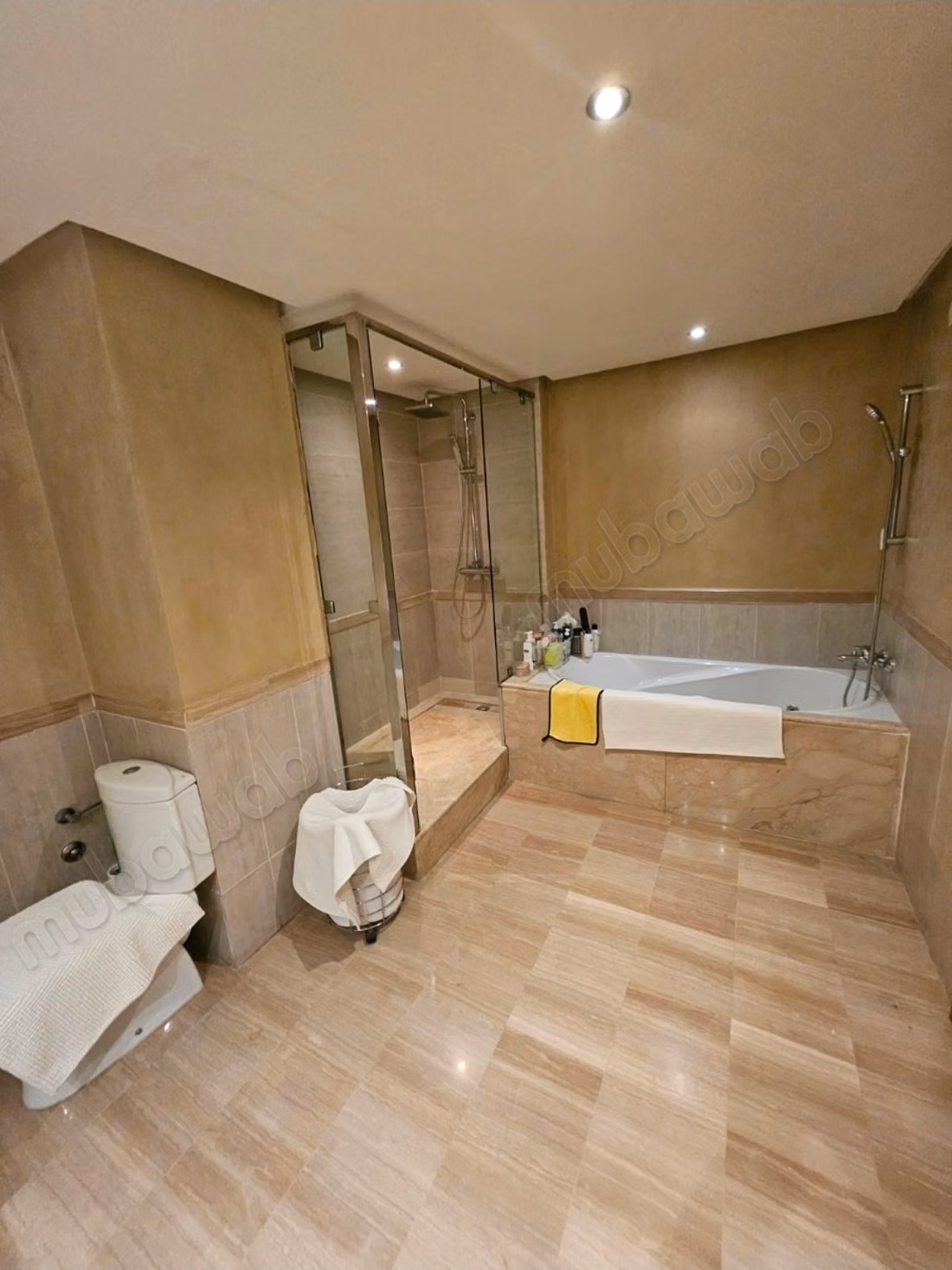 Very nice 4-bedroom apartment for rent in the Golden Triangle. Total area 262 m². Secured residence