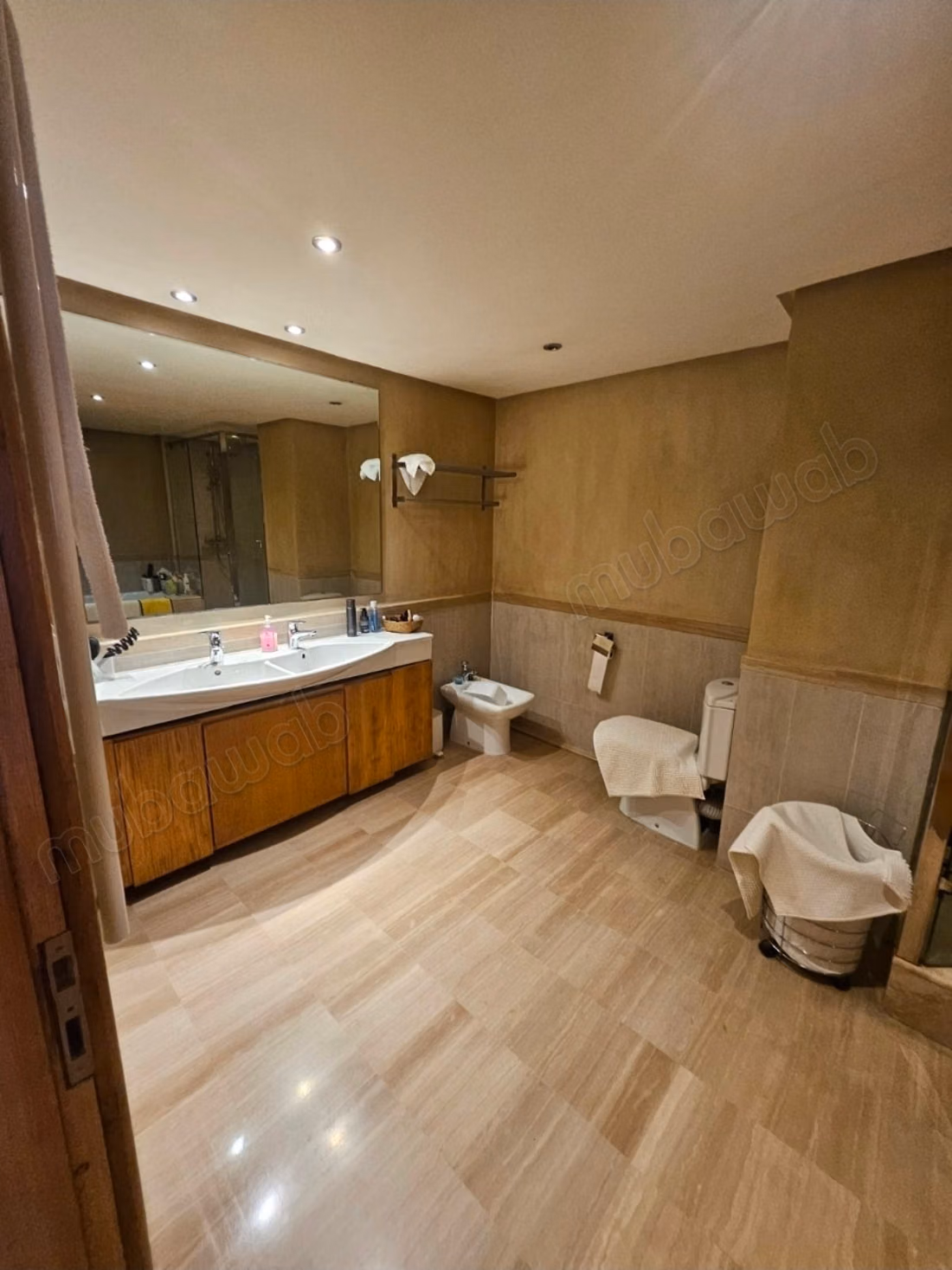 Very nice 4-bedroom apartment for rent in the Golden Triangle. Total area 262 m². Secured residence