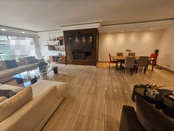 Very nice 4-bedroom apartment for rent in the Golden Triangle. Total area 262 m². Secured residence