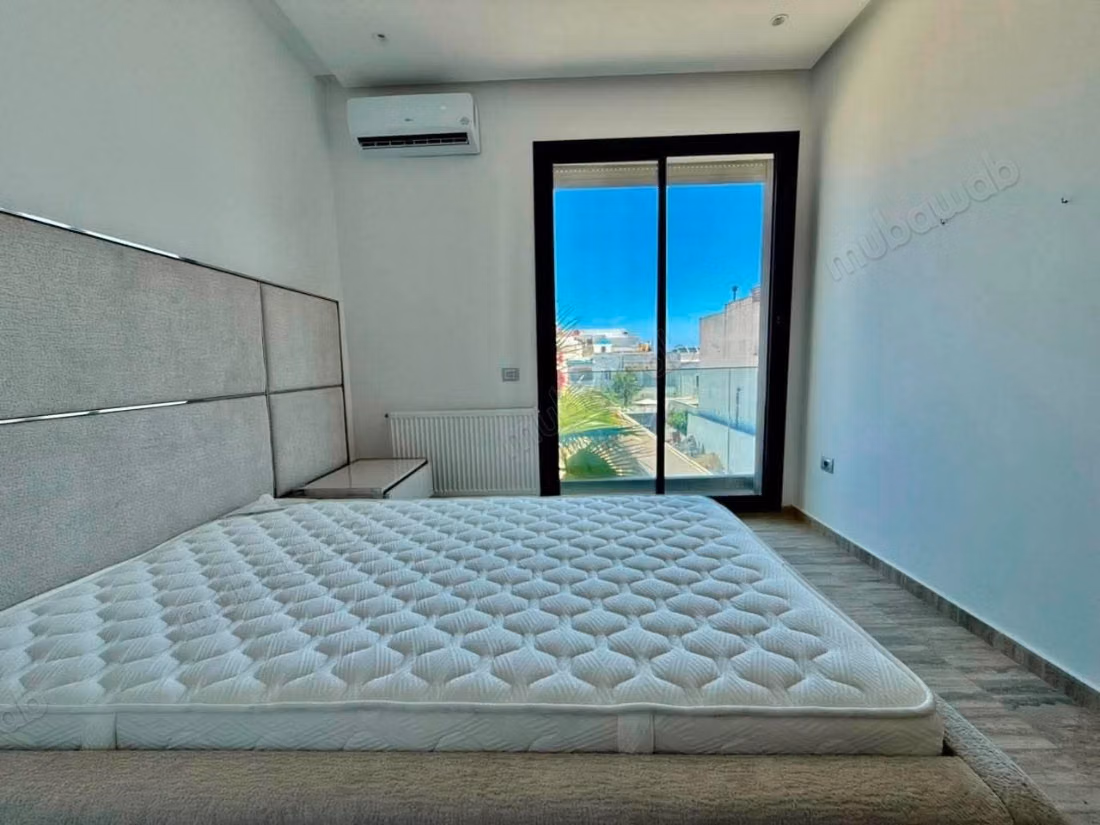 Villa arredata con piscina e vista mare