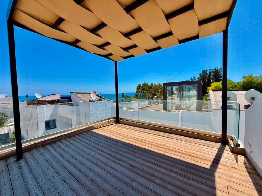 Villa arredata con piscina e vista mare