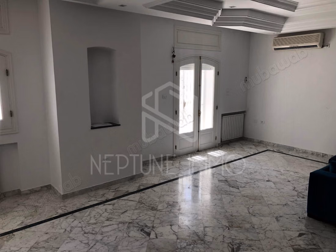Villa con piscina a Cartagine