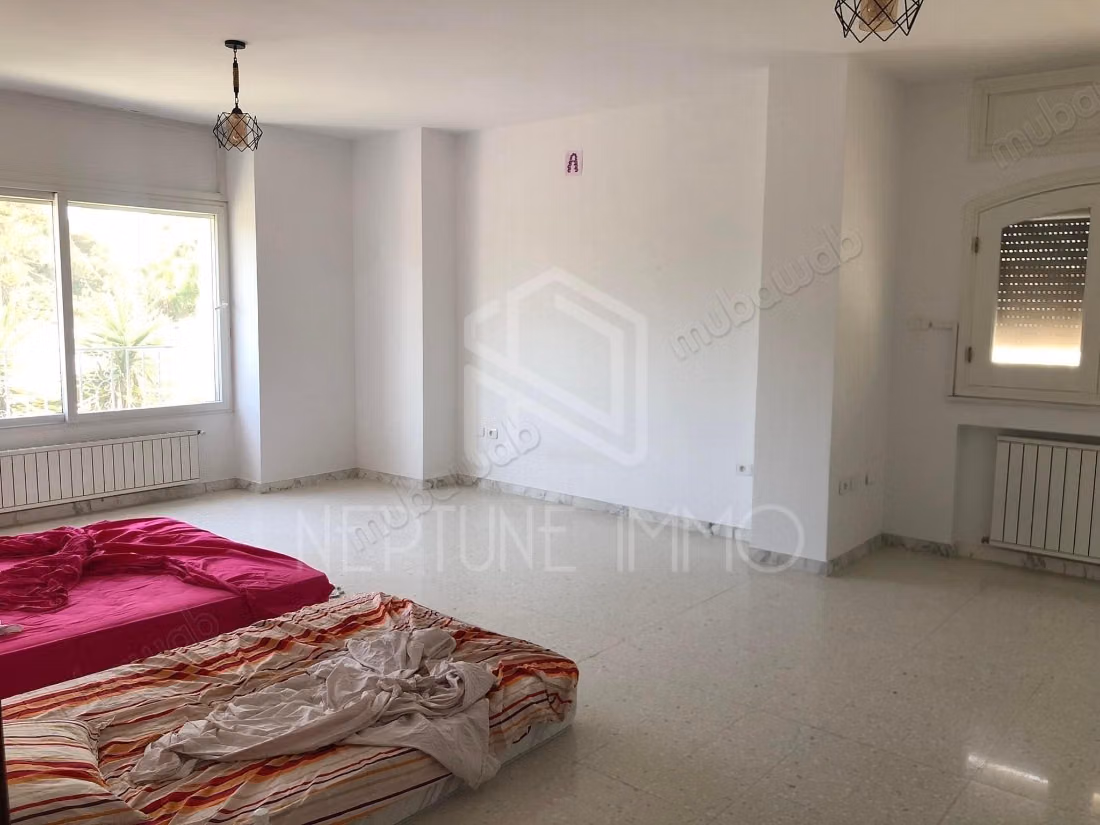 Villa con piscina a Cartagine