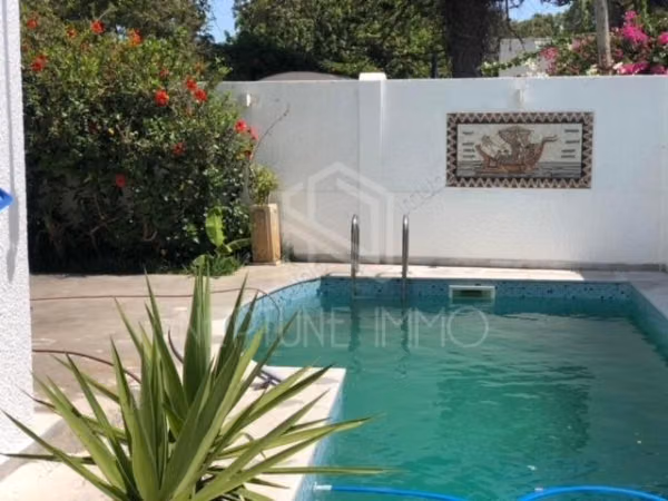 Villa con piscina a Cartagine