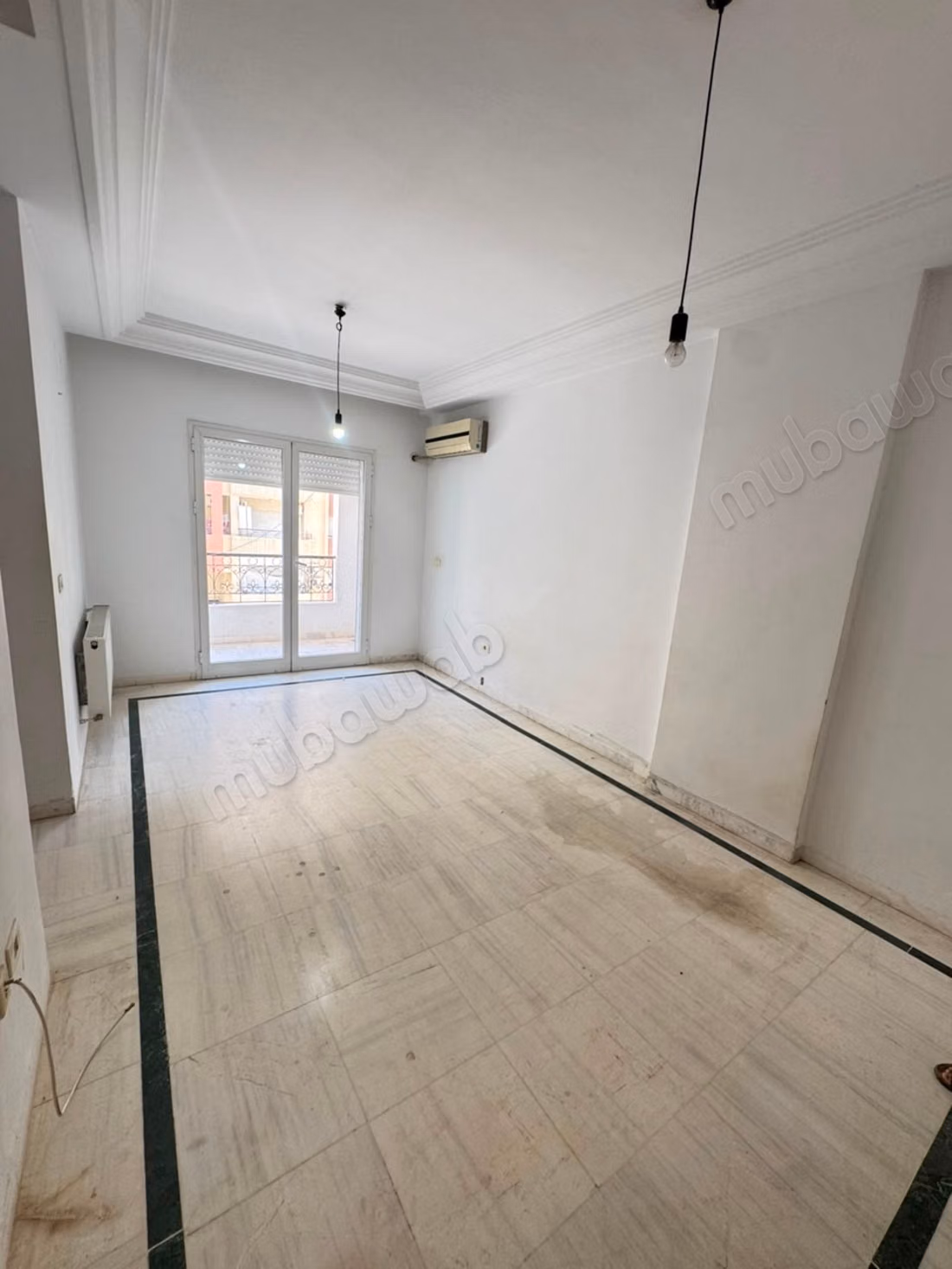  À LOUER – S1, CITÉ WAHAT  Cité Wahat – L’Aouina  Loyer: 900 DT/mois  Cuisine indépendante ️ Salon lumineux ️ Une chambre à coucher  Salle de bain  Contact / WhatsApp: 51 262 715