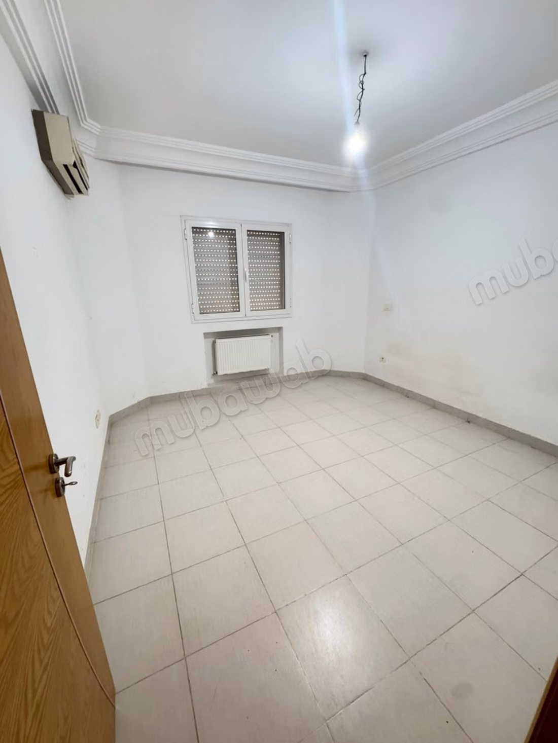  À LOUER – S1, CITÉ WAHAT  Cité Wahat – L’Aouina  Loyer: 900 DT/mois  Cuisine indépendante ️ Salon lumineux ️ Une chambre à coucher  Salle de bain  Contact / WhatsApp: 51 262 715