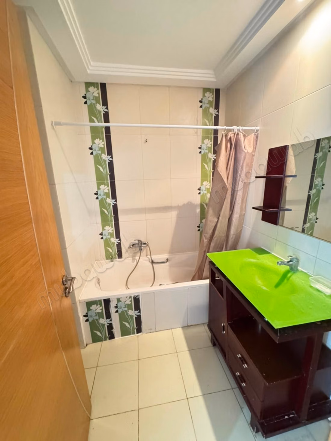  À LOUER – S1, CITÉ WAHAT  Cité Wahat – L’Aouina  Loyer: 900 DT/mois  Cuisine indépendante ️ Salon lumineux ️ Une chambre à coucher  Salle de bain  Contact / WhatsApp: 51 262 715