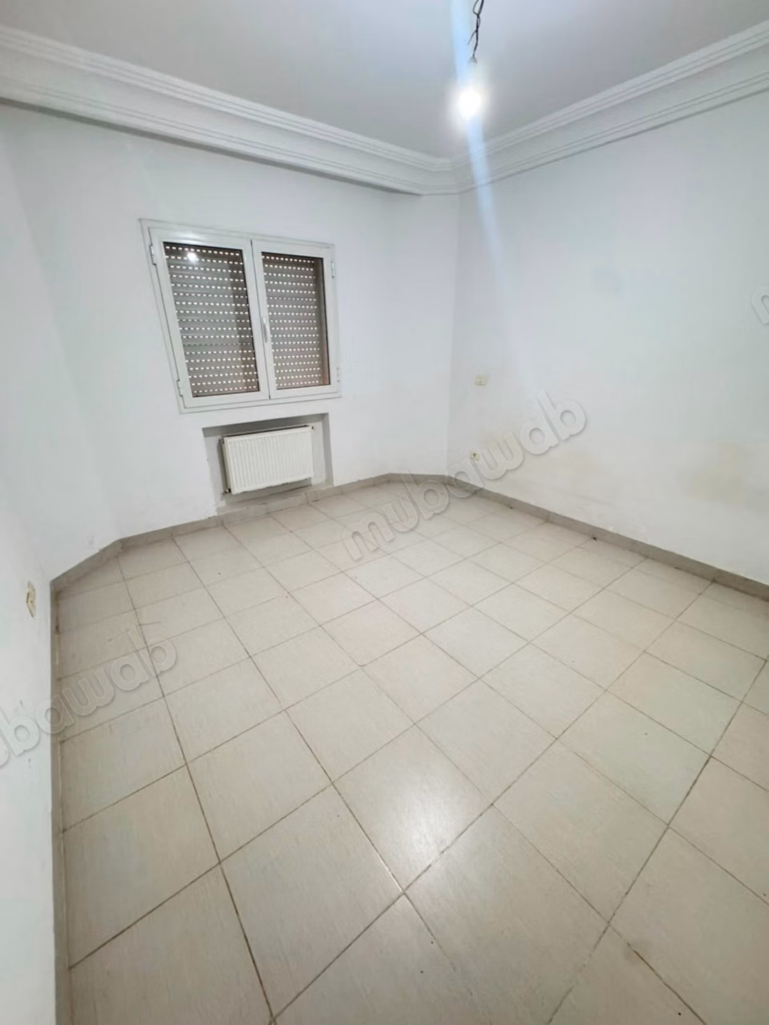  À LOUER – S1, CITÉ WAHAT  Cité Wahat – L’Aouina  Loyer: 900 DT/mois  Cuisine indépendante ️ Salon lumineux ️ Une chambre à coucher  Salle de bain  Contact / WhatsApp: 51 262 715