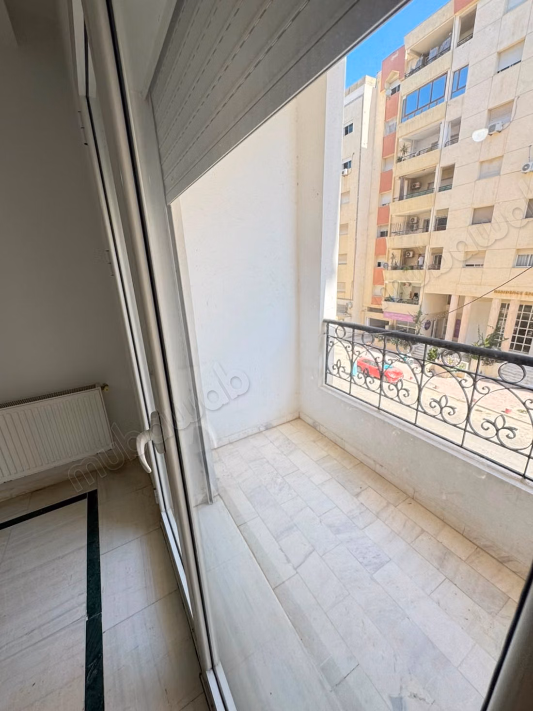  À LOUER – S1, CITÉ WAHAT  Cité Wahat – L’Aouina  Loyer: 900 DT/mois  Cuisine indépendante ️ Salon lumineux ️ Une chambre à coucher  Salle de bain  Contact / WhatsApp: 51 262 715