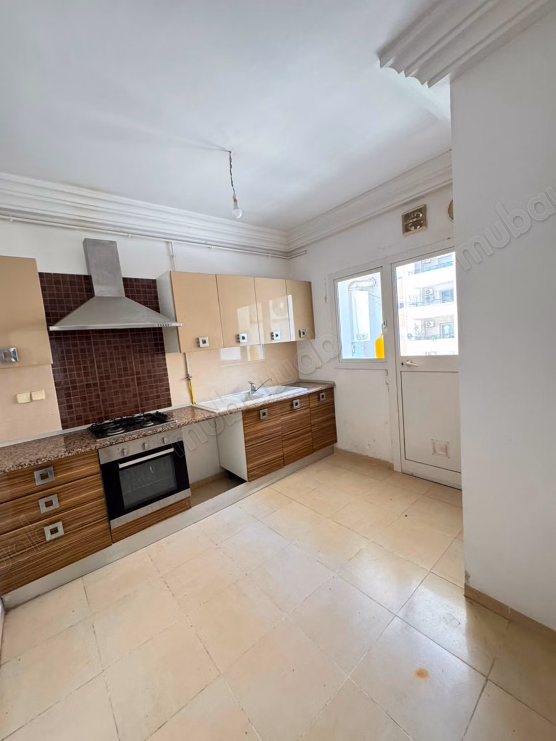  À LOUER – S1, CITÉ WAHAT  Cité Wahat – L’Aouina  Loyer: 900 DT/mois  Cuisine indépendante ️ Salon lumineux ️ Une chambre à coucher  Salle de bain  Contact / WhatsApp: 51 262 715