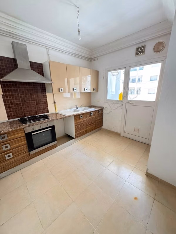  À LOUER – S1, CITÉ WAHAT  Cité Wahat – L’Aouina  Loyer: 900 DT/mois  Cuisine indépendante ️ Salon lumineux ️ Une chambre à coucher  Salle de bain  Contact / WhatsApp: 51 262 715
