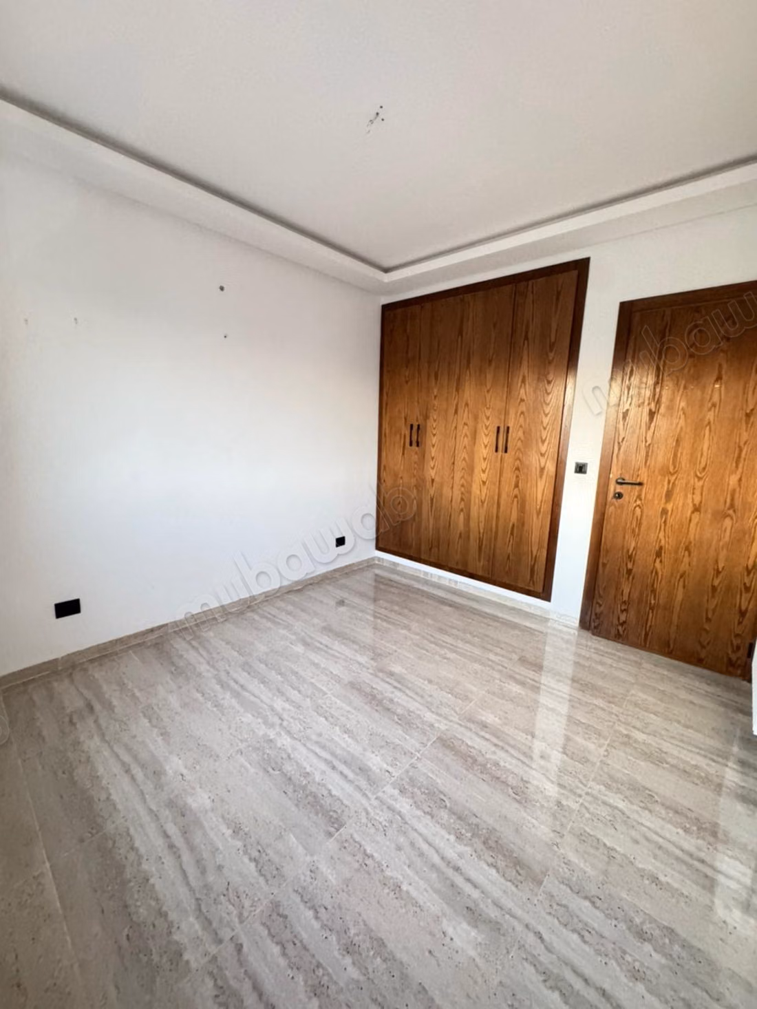  À LOUER – S2 HAUT STANDING – CITÉ WAHAT  Cité Wahat ️ S2 avec suite parentale  Appartement haut standing  Place de parking incluse  1 400 DT/mois – syndic inclus  Contact / WhatsApp: 51 262 715