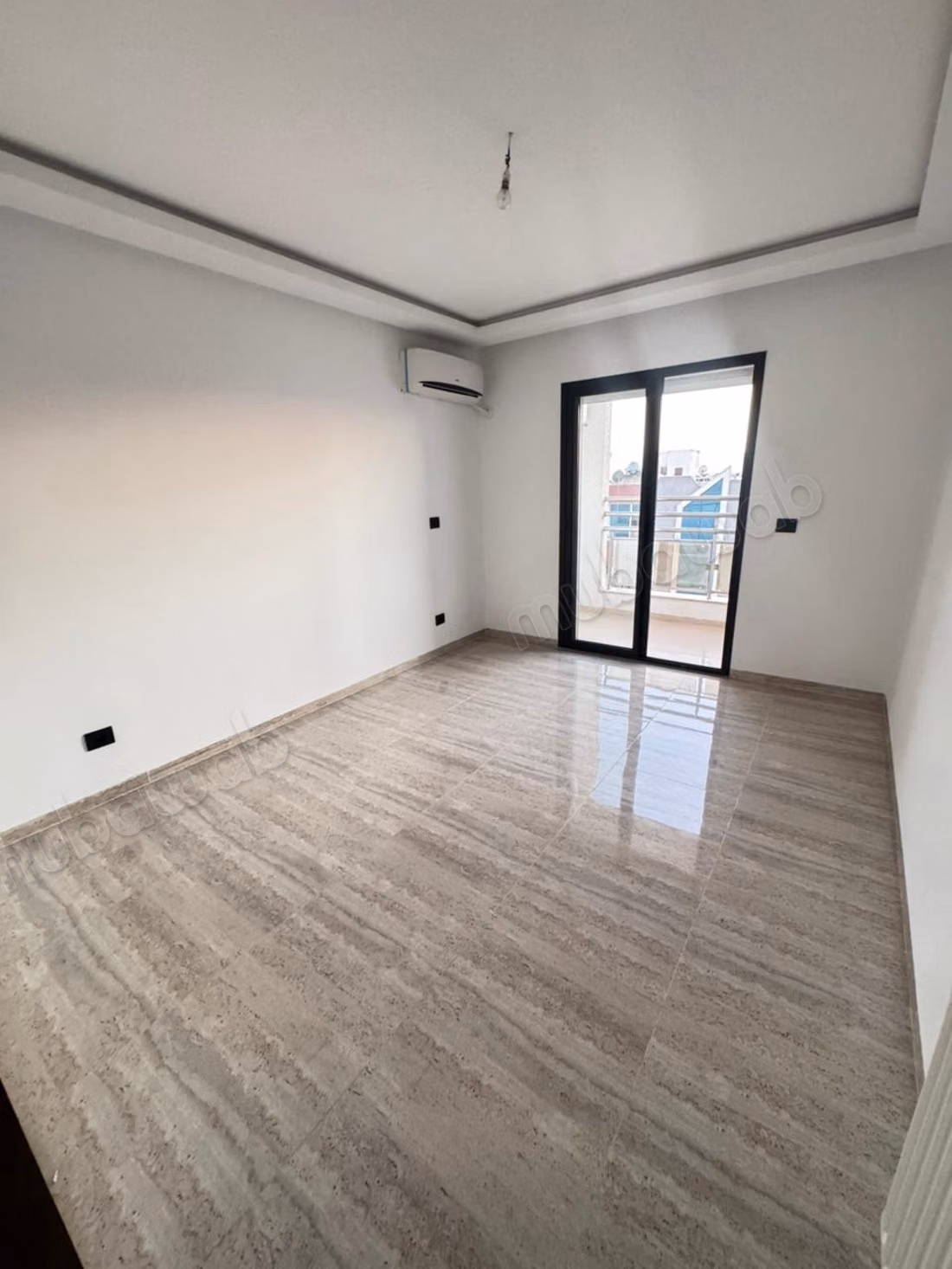  À LOUER – S2 HAUT STANDING – CITÉ WAHAT  Cité Wahat ️ S2 avec suite parentale  Appartement haut standing  Place de parking incluse  1 400 DT/mois – syndic inclus  Contact / WhatsApp: 51 262 715