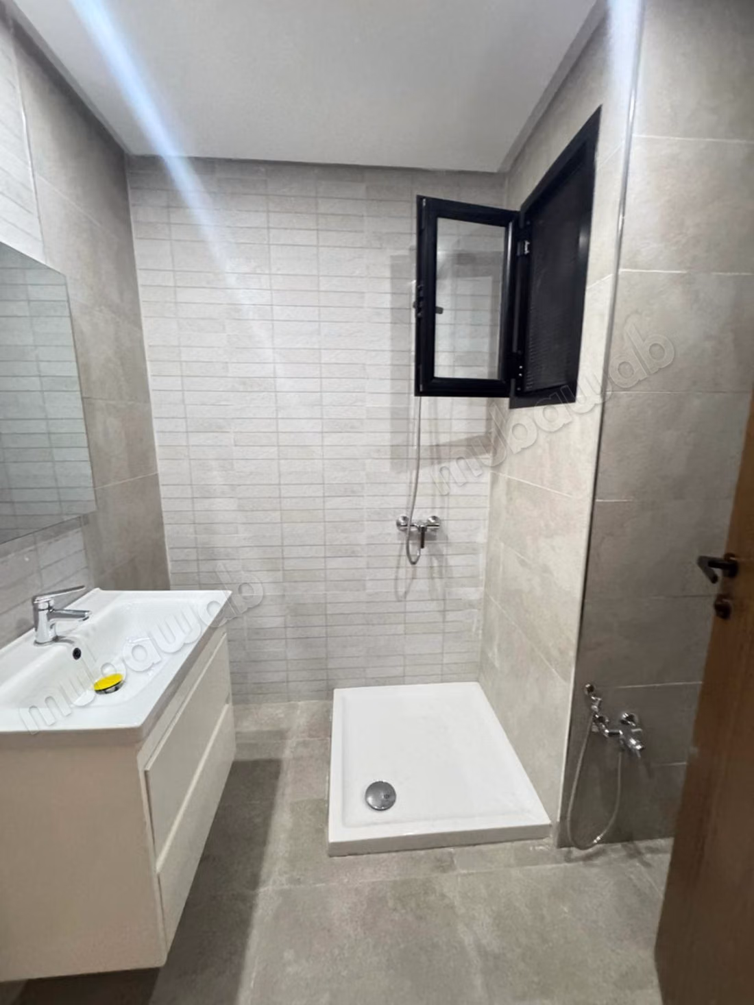  À LOUER – S2 HAUT STANDING – CITÉ WAHAT  Cité Wahat ️ S2 avec suite parentale  Appartement haut standing  Place de parking incluse  1 400 DT/mois – syndic inclus  Contact / WhatsApp: 51 262 715