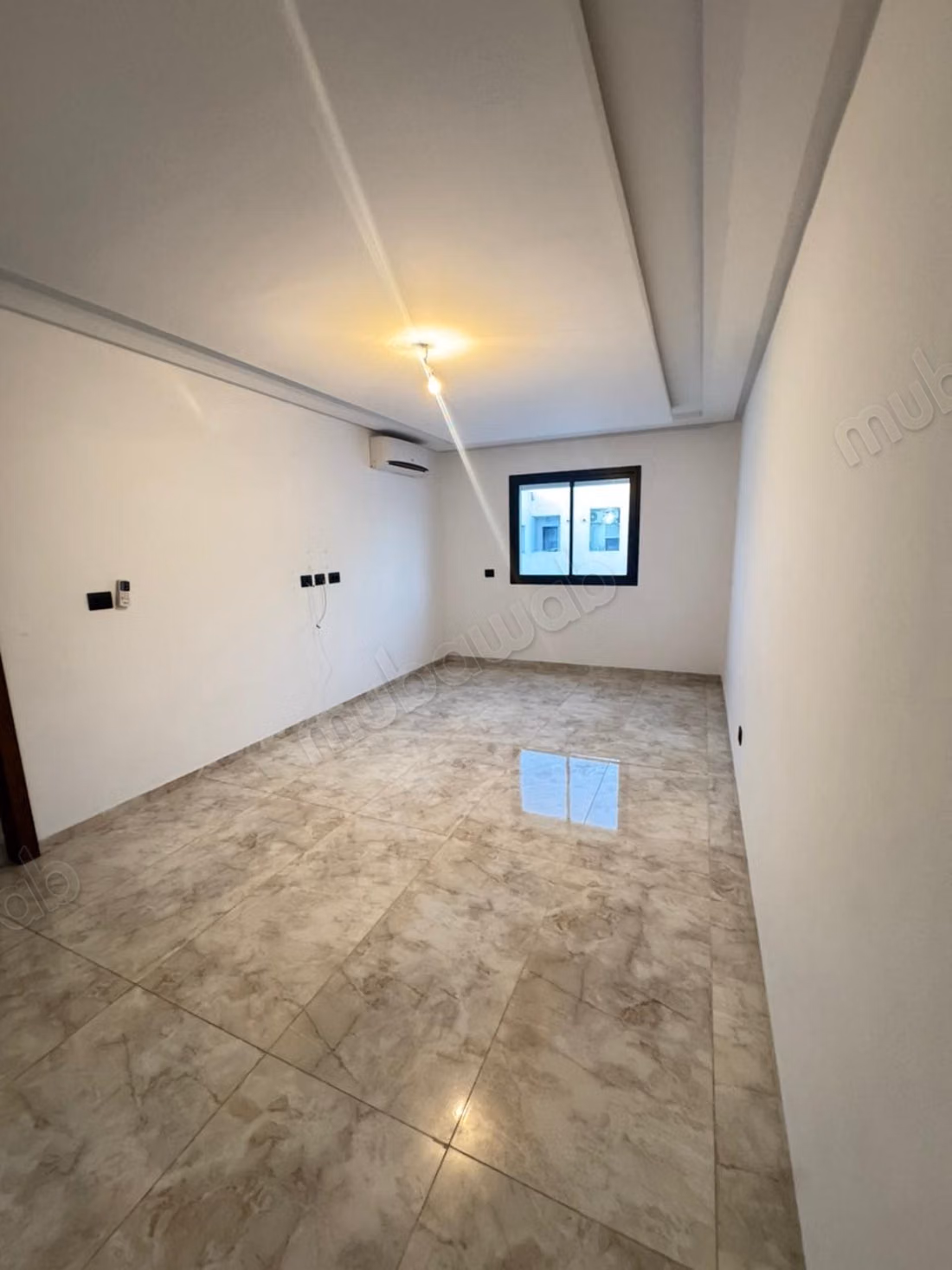  À LOUER – S2 HAUT STANDING – CITÉ WAHAT  Cité Wahat ️ S2 avec suite parentale  Appartement haut standing  Place de parking incluse  1 400 DT/mois – syndic inclus  Contact / WhatsApp: 51 262 715