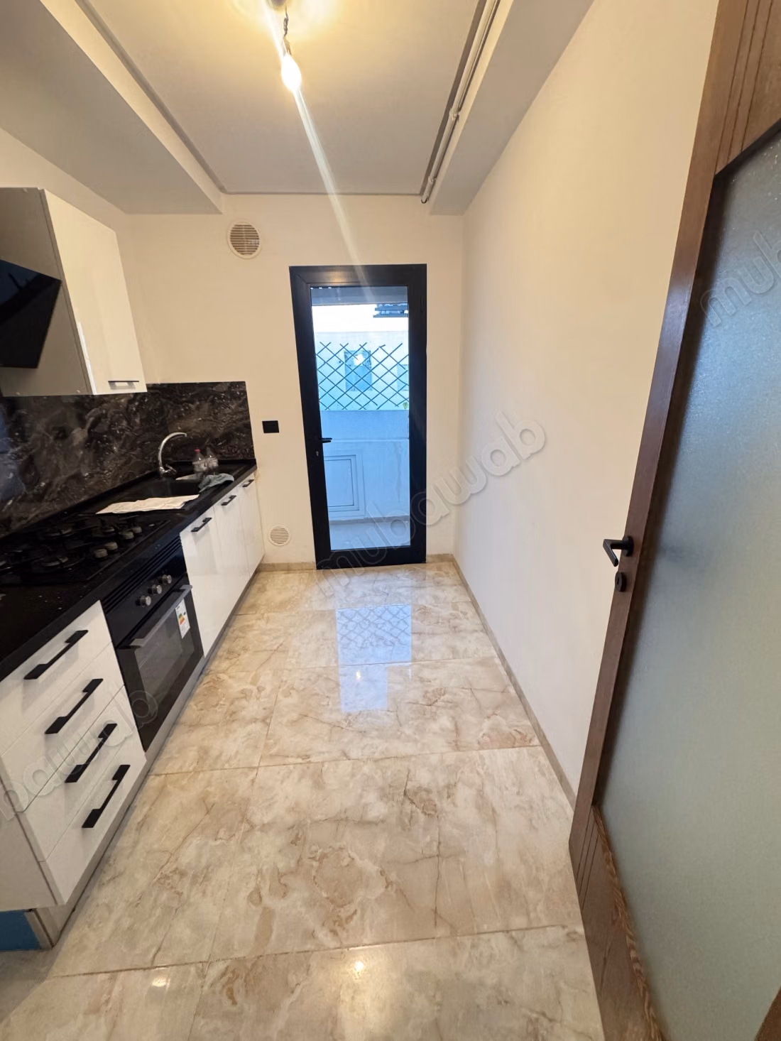  À LOUER – S2 HAUT STANDING – CITÉ WAHAT  Cité Wahat ️ S2 avec suite parentale  Appartement haut standing  Place de parking incluse  1 400 DT/mois – syndic inclus  Contact / WhatsApp: 51 262 715