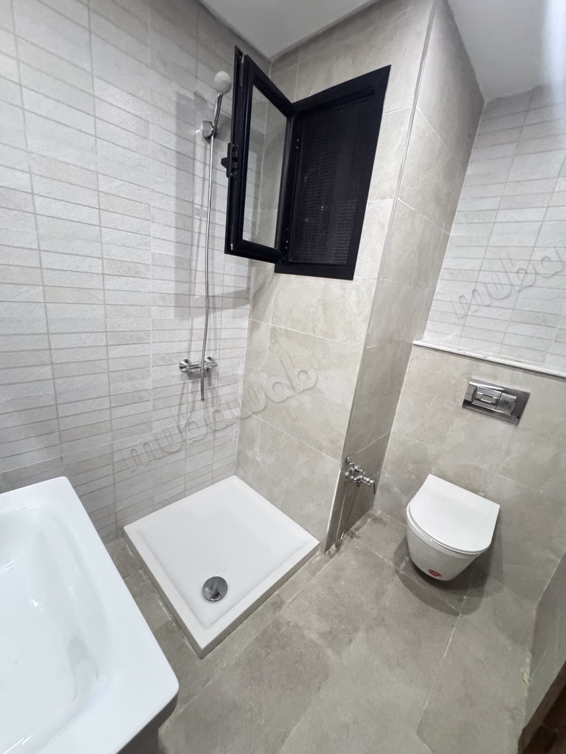  À LOUER – S2 HAUT STANDING – CITÉ WAHAT  Cité Wahat ️ S2 avec suite parentale  Appartement haut standing  Place de parking incluse  1 400 DT/mois – syndic inclus  Contact / WhatsApp: 51 262 715