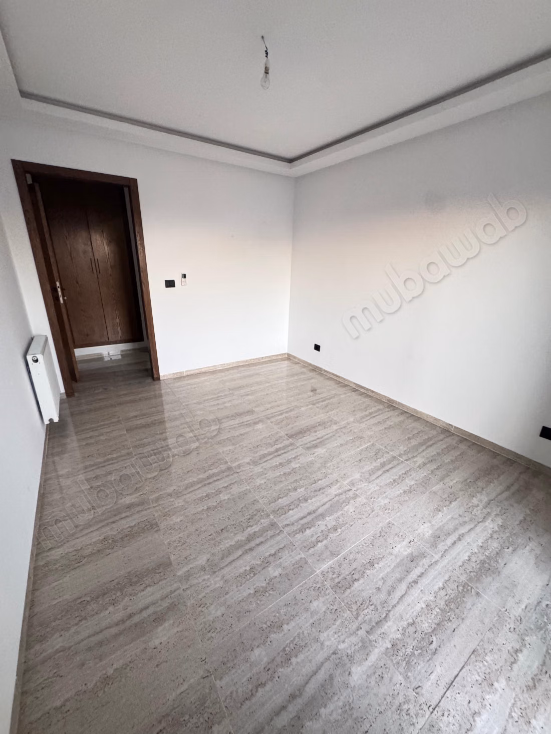  À LOUER – S2 HAUT STANDING – CITÉ WAHAT  Cité Wahat ️ S2 avec suite parentale  Appartement haut standing  Place de parking incluse  1 400 DT/mois – syndic inclus  Contact / WhatsApp: 51 262 715