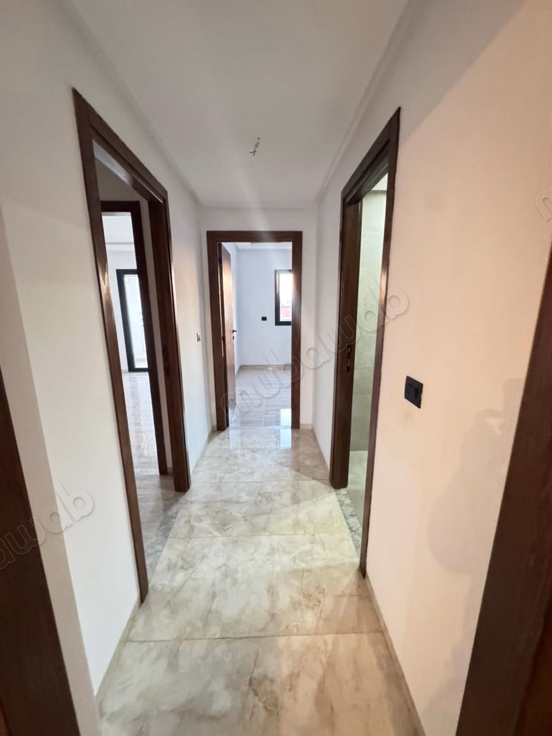 À LOUER – S2 HAUT STANDING – CITÉ WAHAT  Cité Wahat ️ S2 avec suite parentale  Appartement haut standing  Place de parking incluse  1 400 DT/mois – syndic inclus  Contact / WhatsApp: 51 262 715