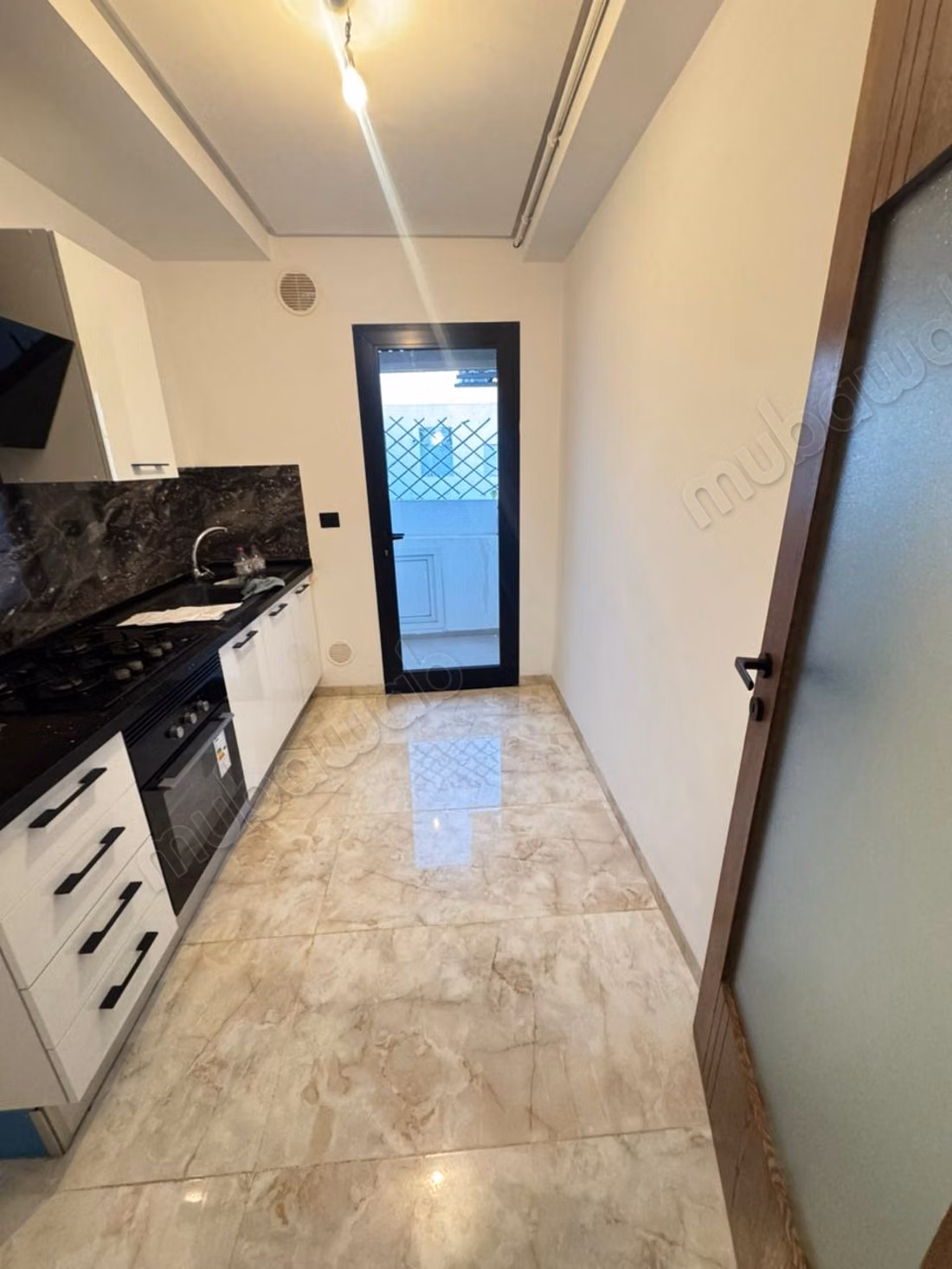  À LOUER – S2 HAUT STANDING – CITÉ WAHAT  Cité Wahat ️ S2 avec suite parentale  Appartement haut standing  Place de parking incluse  1 400 DT/mois – syndic inclus  Contact / WhatsApp: 51 262 715