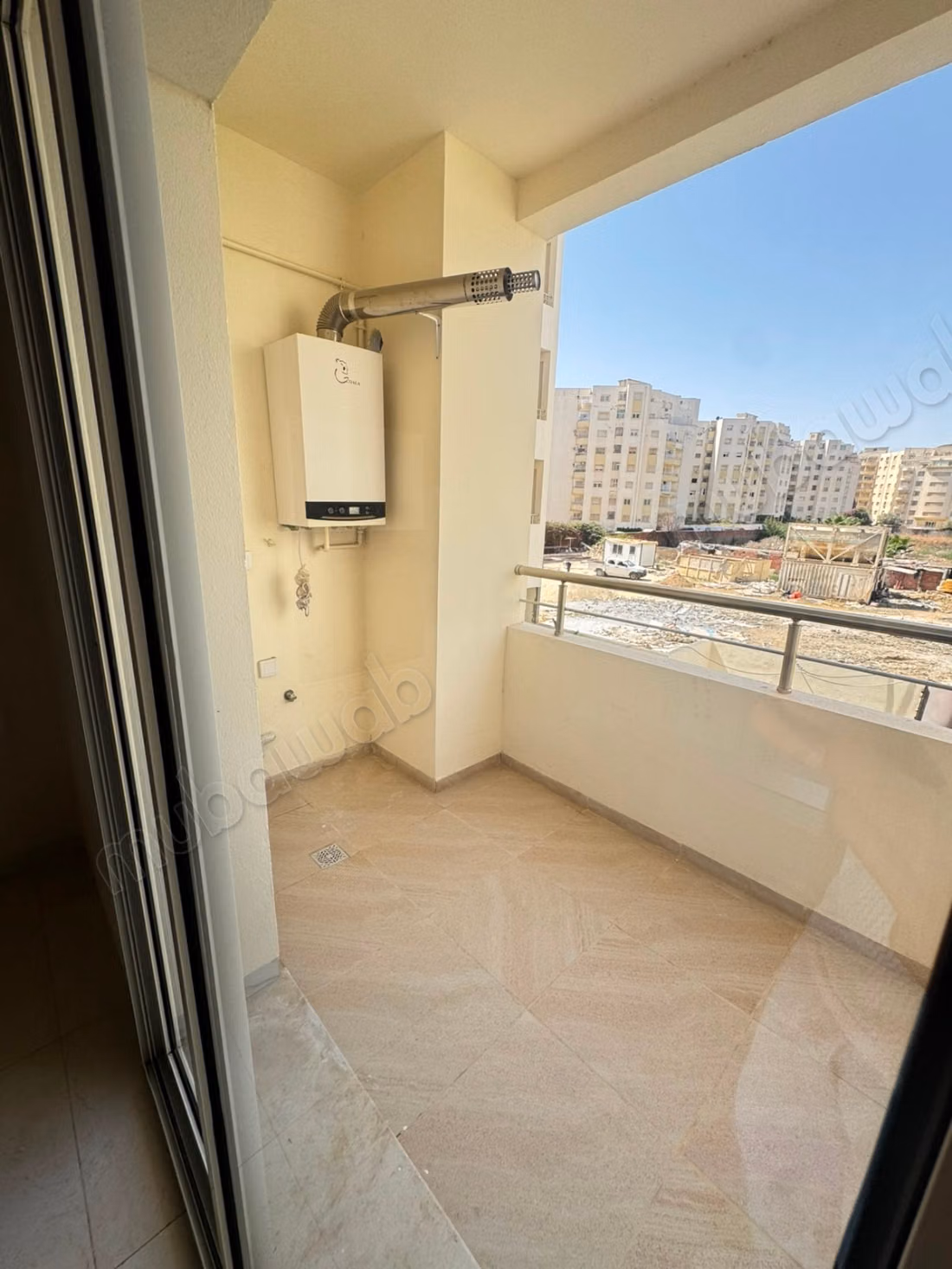  À LOUER – S2 HAUT STANDING, CITÉ WAHAT – L’AOUINA  Résidence neuve  Appartement jamais habité  Cuisine indépendante  Finitions modernes et haut standing  Loyer: 1 300 DT/mois  Contact / WhatsApp: 51 262 715