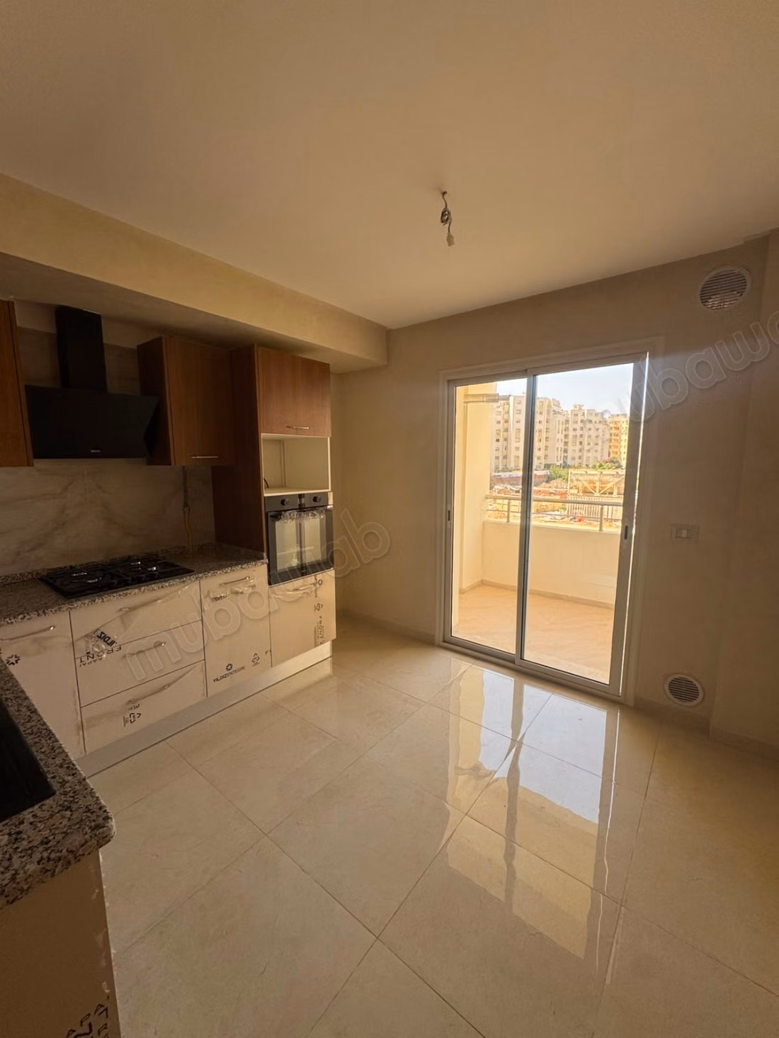  À LOUER – S2 HAUT STANDING, CITÉ WAHAT – L’AOUINA  Résidence neuve  Appartement jamais habité  Cuisine indépendante  Finitions modernes et haut standing  Loyer: 1 300 DT/mois  Contact / WhatsApp: 51 262 715