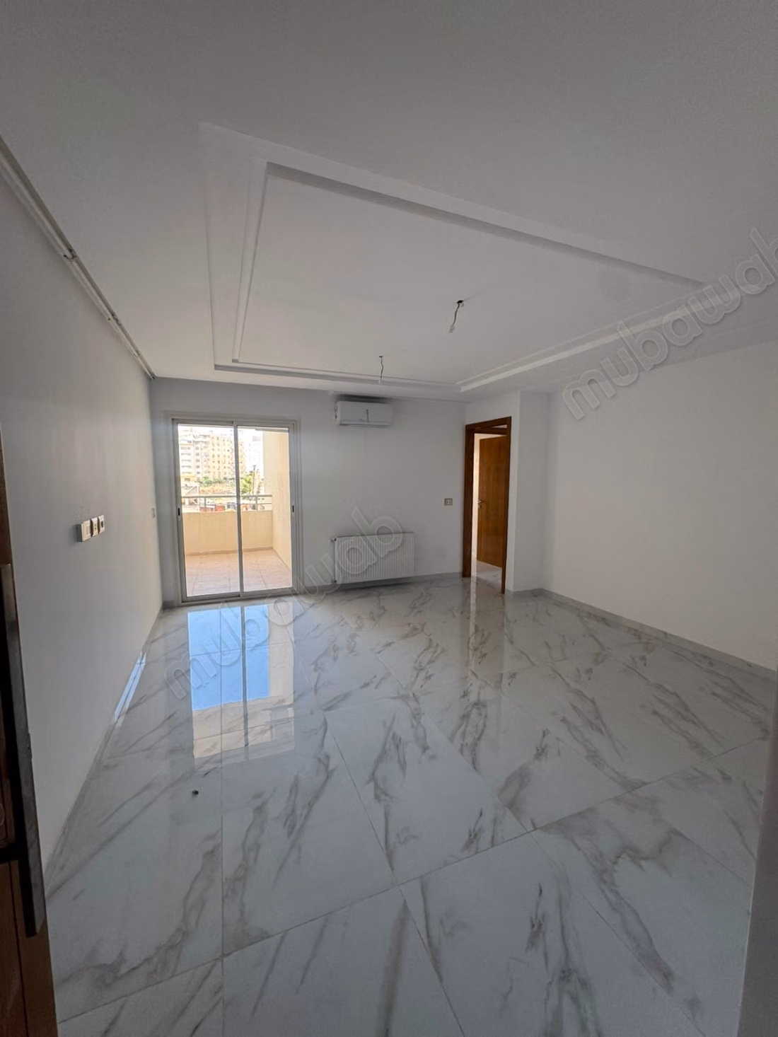  À LOUER – S2 HAUT STANDING, CITÉ WAHAT – L’AOUINA  Résidence neuve  Appartement jamais habité  Cuisine indépendante  Finitions modernes et haut standing  Loyer: 1 300 DT/mois  Contact / WhatsApp: 51 262 715