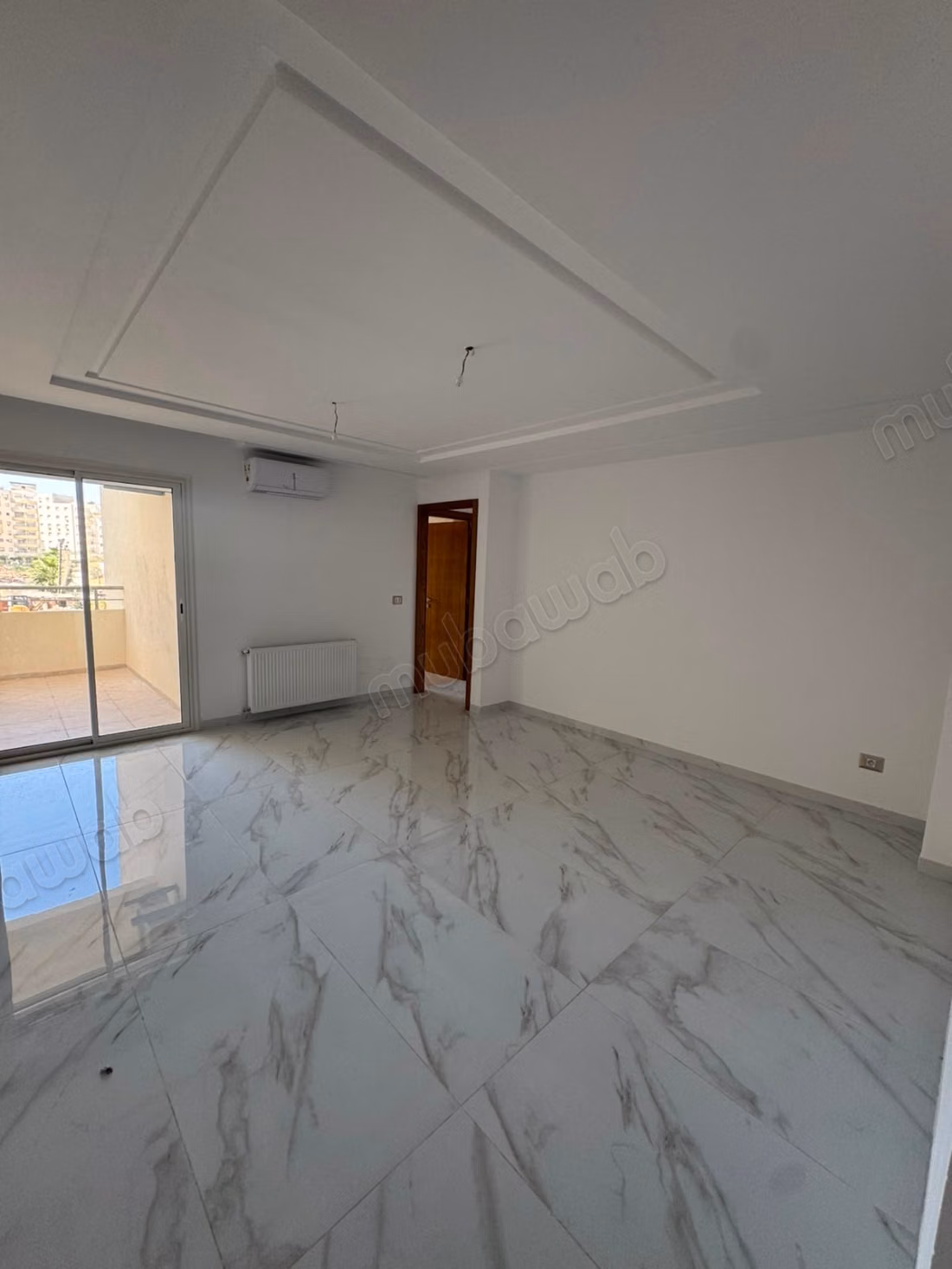  À LOUER – S2 HAUT STANDING, CITÉ WAHAT – L’AOUINA  Résidence neuve  Appartement jamais habité  Cuisine indépendante  Finitions modernes et haut standing  Loyer: 1 300 DT/mois  Contact / WhatsApp: 51 262 715