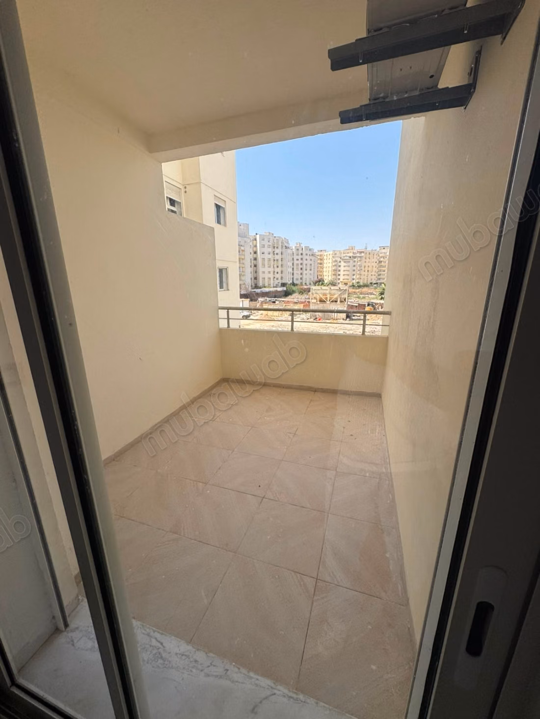  À LOUER – S2 HAUT STANDING, CITÉ WAHAT – L’AOUINA  Résidence neuve  Appartement jamais habité  Cuisine indépendante  Finitions modernes et haut standing  Loyer: 1 300 DT/mois  Contact / WhatsApp: 51 262 715