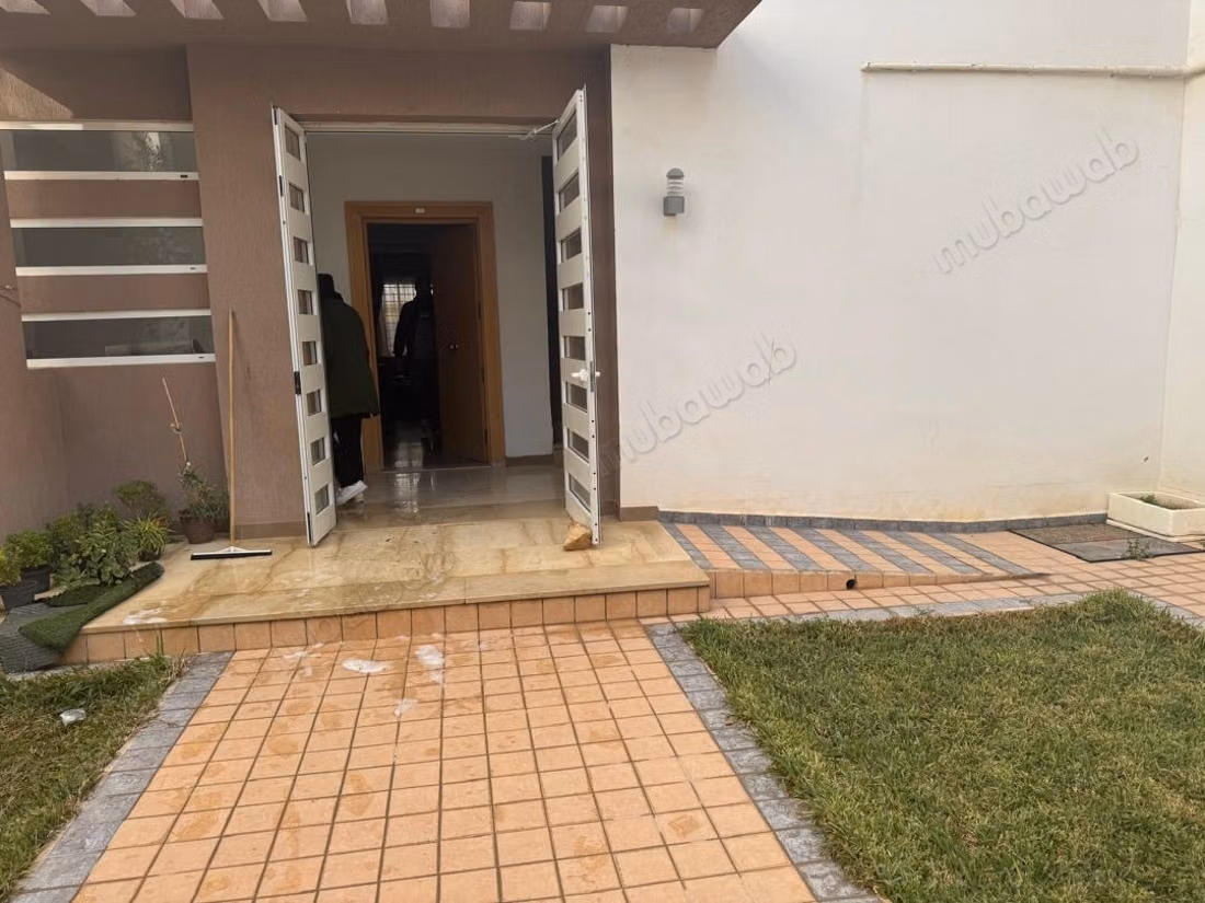 Apartment for sale in the center of Ariana. 2 comfortable rooms. Central heating.