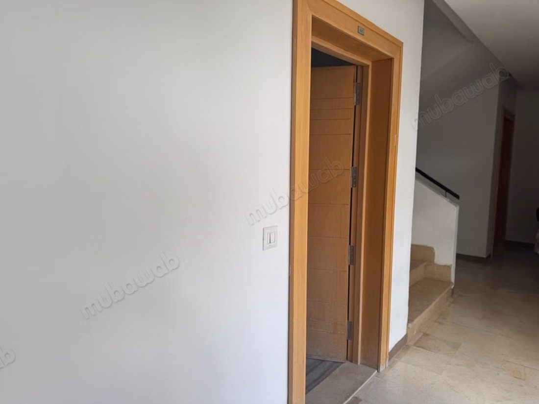 Apartment for sale in the center of Ariana. 2 comfortable rooms. Central heating.
