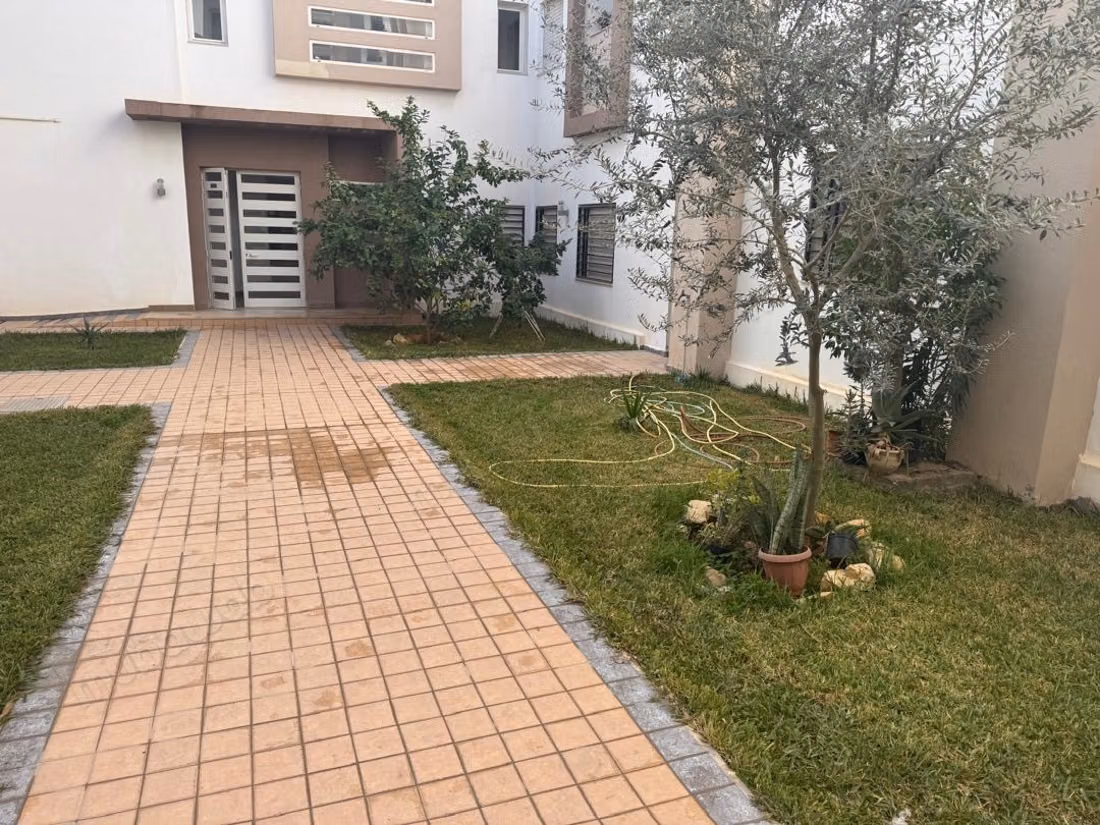 Apartment for sale in the center of Ariana. 2 comfortable rooms. Central heating.