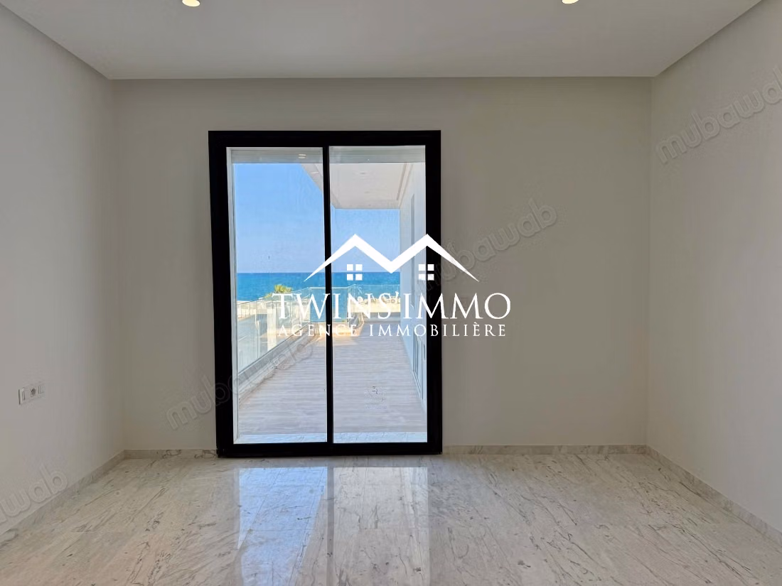 Triplex jumelé de prestige avec piscine & vue mer